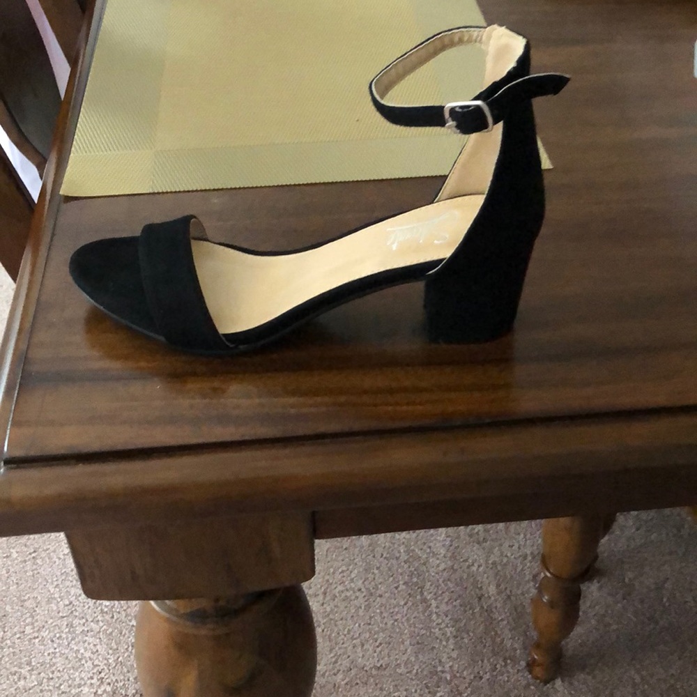 Pretty black suede sandals